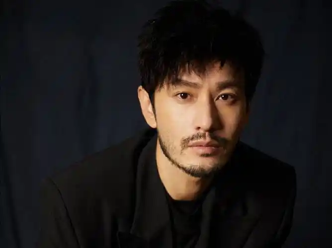 看出黄晓明瘦了不少,前几天他参加活动还没有这么瘦,脸上留着络腮胡子