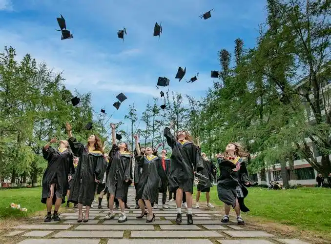 四川农业大学创意毕业照彰显青春活力