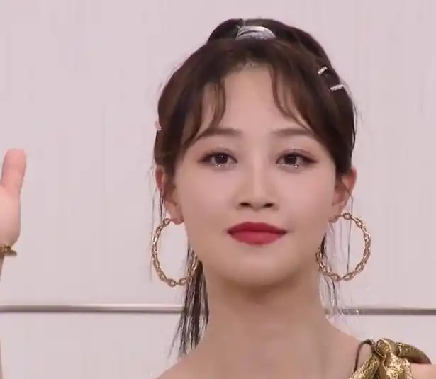 《浪姐》再次分组,蓝盈莹遭遇滑铁卢,"努力"的她为何被吐槽?_孟佳