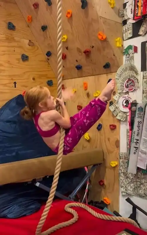 美国女孩7岁练出六块腹肌惹争议,网友:这好吗?