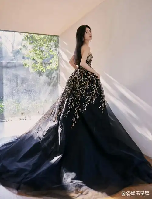 赵丽颖# 黑底金丝长裙