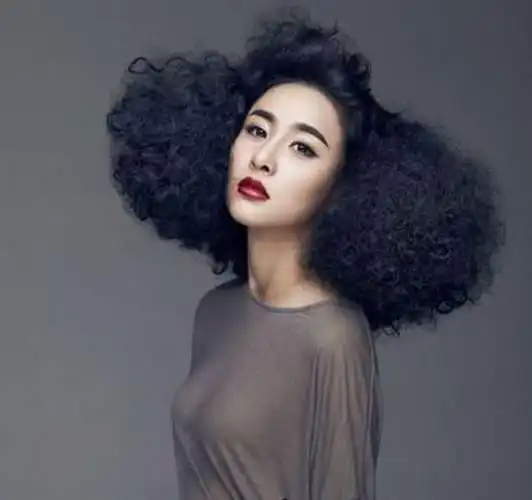 爆炸头女生卷发发型 夏季吸引眼球必备