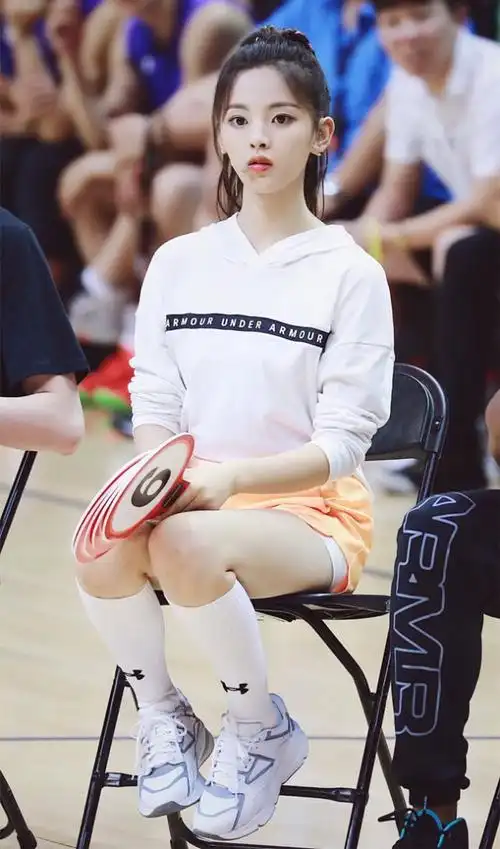 杨超越体重过百还这么自信,半腿足球袜都敢挑战,肉肉腿好抢镜!