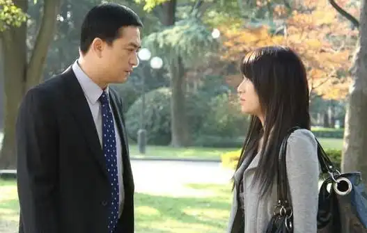 电视剧《蜗居》剧照,图为李念和张嘉译.(资料图)