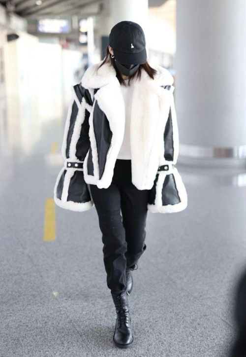 李沁穿拼接皮草搭马丁靴,又酷又有型,像个帅气的机车女郎!_腾讯新闻