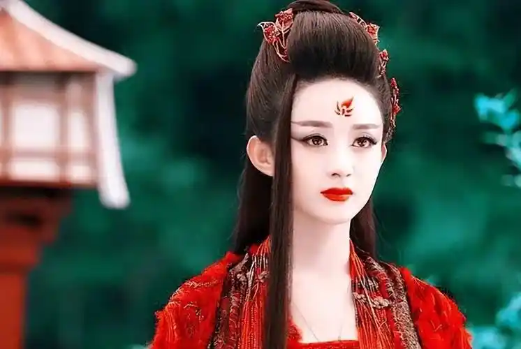 赵丽颖的花千骨,即便是黑化,内心也依旧善良,一袭红衣,既能衬托她魔神