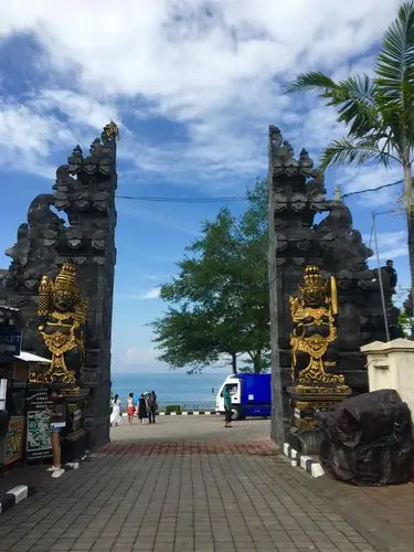 印尼巴厘岛海神庙,始建于16世纪,坐落在海边一块巨大的岩石上.