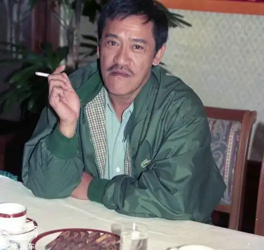 香港黄金配角,40年前片酬100万,有两辆劳斯莱斯,现在很低调