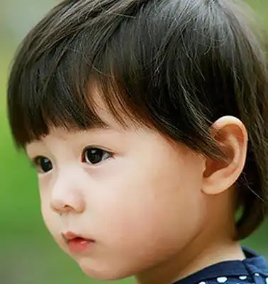 一款发质偏硬的小女孩短发发型送上来,齐刘海发质偏软的女孩子可是做