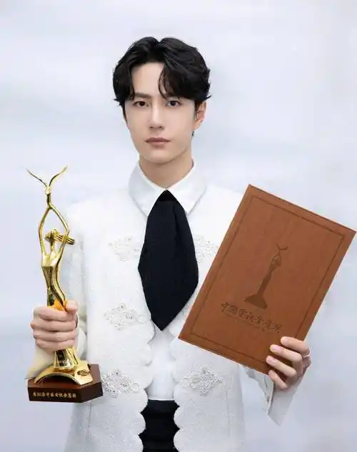 王一博蝉联寻艺95后新媒体指数男艺人28连冠,七个月持续登顶榜_人气