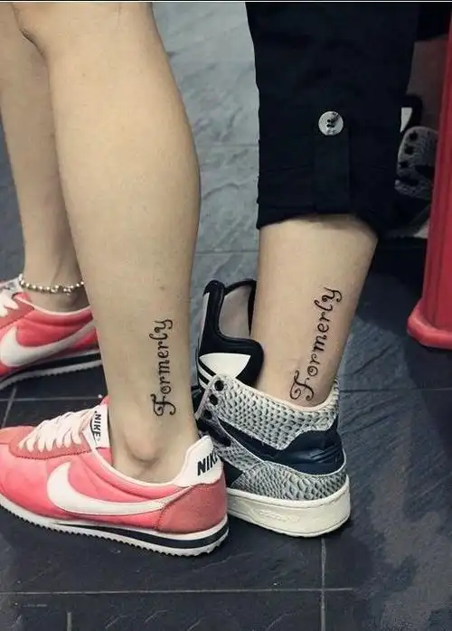 情侣小腿上的创意英文纹身