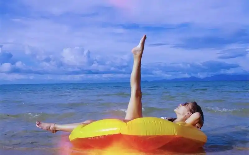 应采儿晒和陈小春海边度假照甜蜜羡煞旁人get港味妆瘦脸实力max我要做