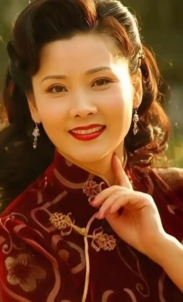 旗袍美女,何赛飞!__财经头条