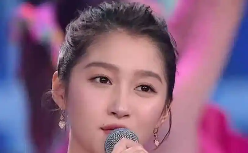 其中23岁的关晓彤基本完美诠释了什么叫年龄优势,满脸胶原蛋白直接