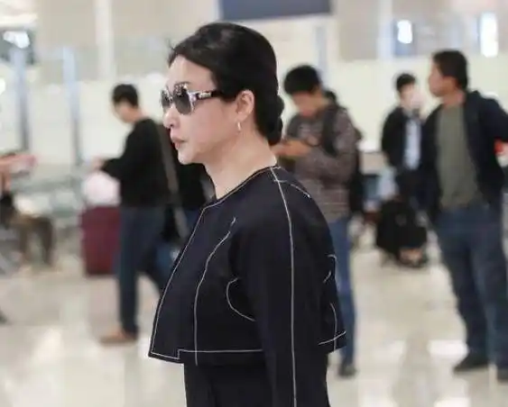 原创51岁金星近照曝光,因要活得久些开始停药,现喉结凸出显男性化!