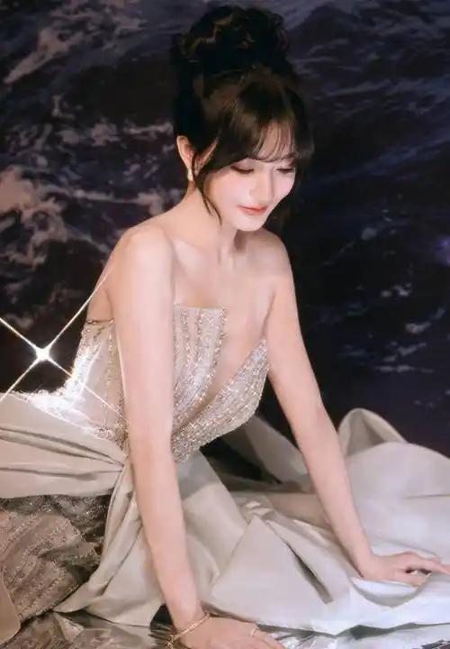 徐璐身穿闪钻开衩长裙拍写真,时尚身材曲线曼妙吸睛_女性_魅力_个性