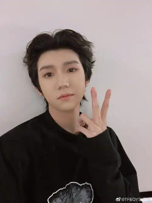 王源怀疑自己自拍技术