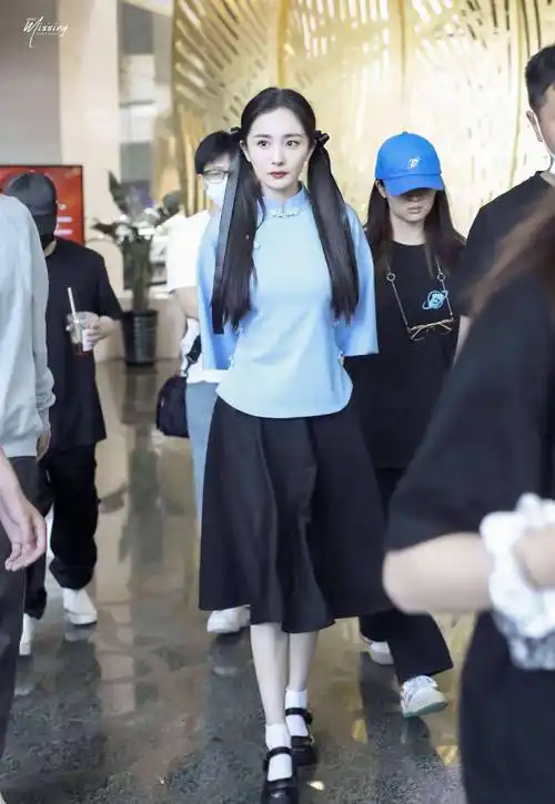 双马尾堪称最心机的减龄发型,angelababy,杨幂扎上辣妈变少女了