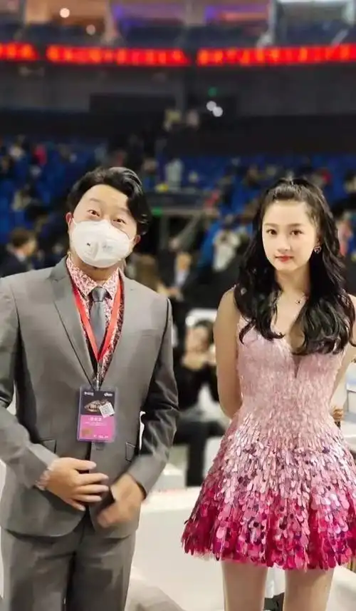 还有很多网友夸赞关晓彤的腿一骑绝尘,关晓彤本人听到这句夸赞应该会