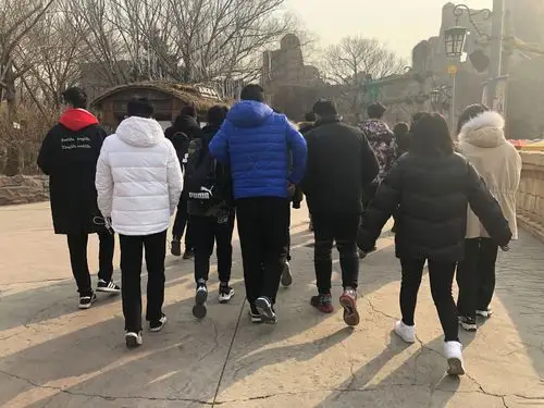 一群不坚定的背影……不知天高地厚,终于玩的心虚了