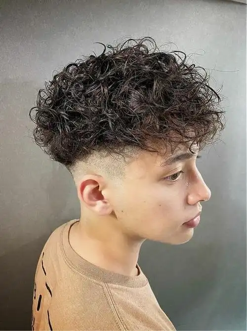 男士发型新风尚两侧铲短头顶烫卷卷