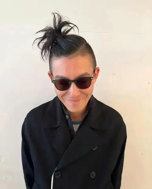 今年已经43岁的陈冠希状态保持得挺好的无论是潮流的丸子头扎发发型