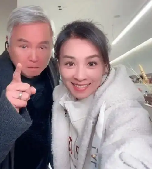 张庭林瑞阳现身机场手抱妈祖佛像行色匆匆全程低头像逃难