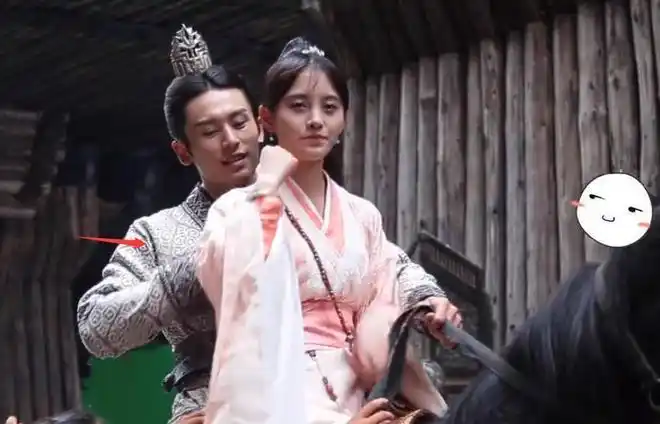 鞠婧祎戴的项链是和张哲瀚是同款网友怀疑这两人关系不简单