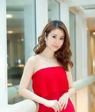 林心如产后首亮相,笑容甜美身材窈窕,大方谈起老公霍建华及爱女_礼服