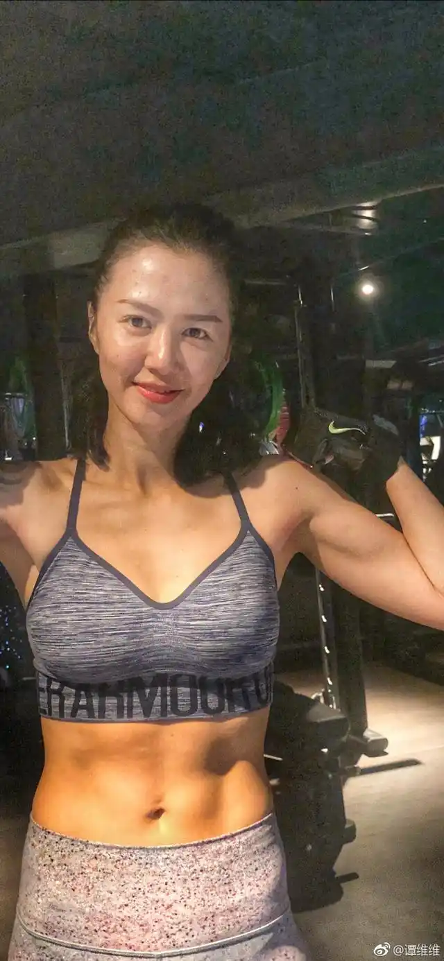 谭维维发自拍健身照,这腹肌的质量和数量令人称赞