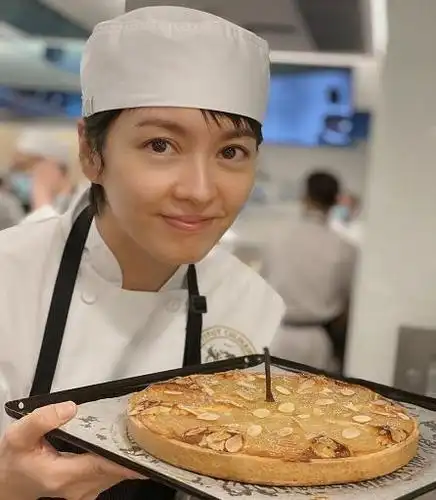 梁咏琪带娃做蛋糕,45岁素颜真实,5岁混血女儿门牙掉光仍漂亮_郑伊健