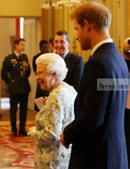 1米62的英女王有个1米92的孙子,哈里弯腰哄奶奶,巨大身高差好萌