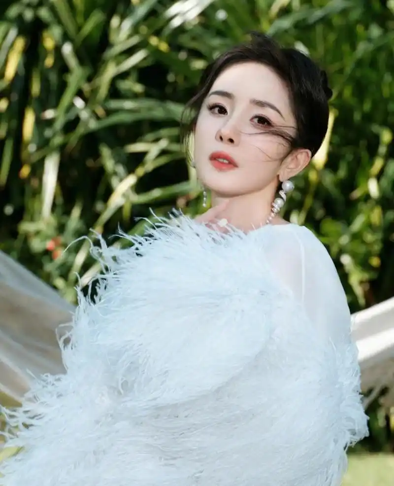 杨幂爱奇艺尖叫之夜太惊艳了,穿白色羽毛裙子,犹如仙女下凡一样美丽