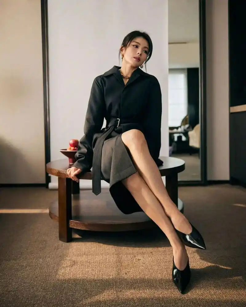 刘涛品牌广告写真. 黑色套装展现御姐风格,优雅大方.