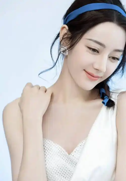 女星迪丽热巴时尚造型:异域风情,魅力无限