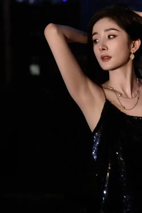 杨幂身穿alexandre vauthier礼服裙亮相盛典