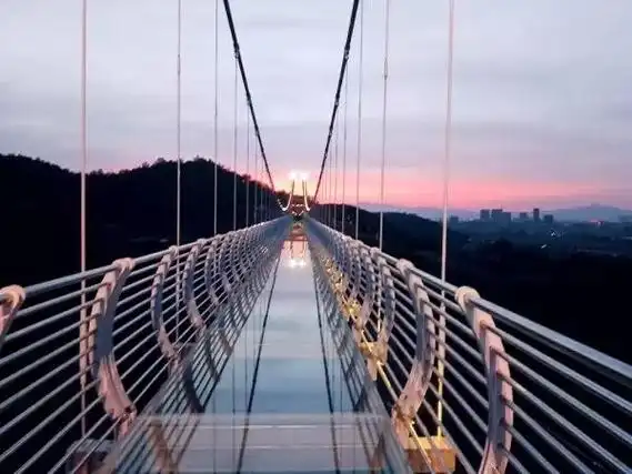 目前,景区开放了玻璃景观桥,玻璃水滑道,彩虹滑道等六大项目,并提供