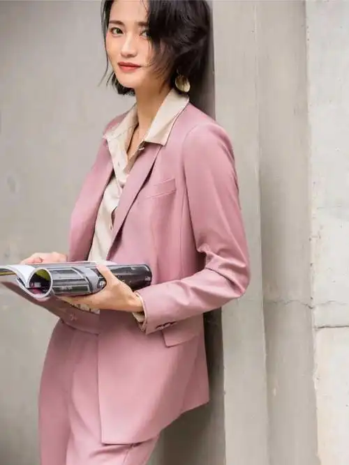 粉色西装外套如何搭配?