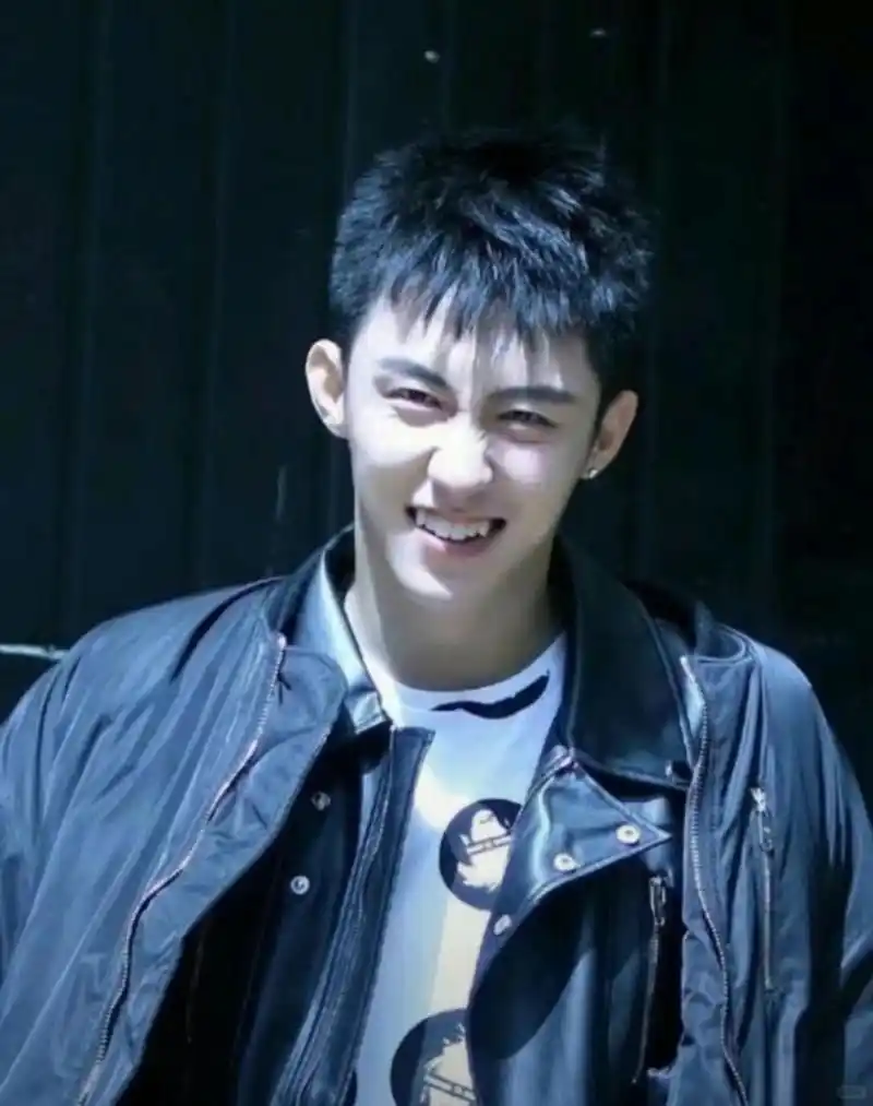 瞧瞧咱们的男神黄景瑜在《他从火光中走来》中的精彩表现,那身美式前