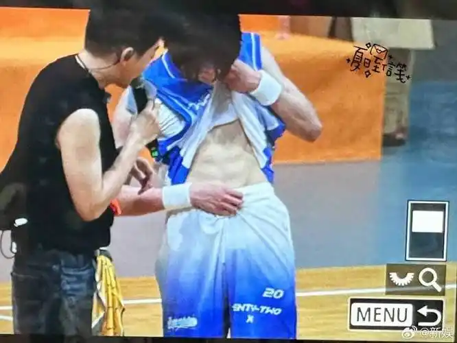 小朱是一点都不把粉丝当外人,有腹肌是真露啊99又帅身材又好,轻轻地