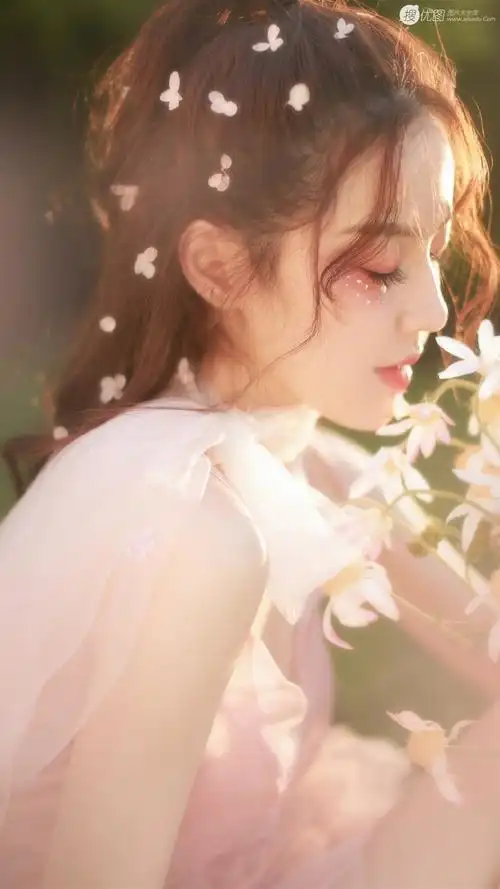 超美女露背仙女纱裙户外唯美逆光写真图片美少女逆光草地美腿连衣裙