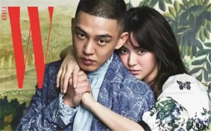 刘亚仁恋情韩国男星刘亚仁疑似公开与男朋友的恋情