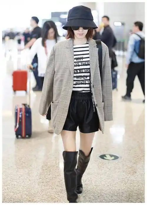 身高167cm的王丽坤,短裤搭配过膝长靴走机场,大长腿吸睛!