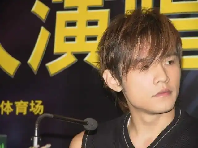 盘点官方发布的周杰伦十三大live现场2004年的搁浅太经典