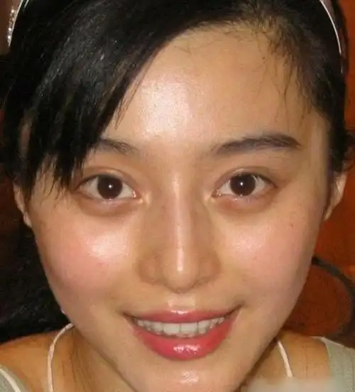 女星罕见素颜照,古力娜扎都笑抽了!