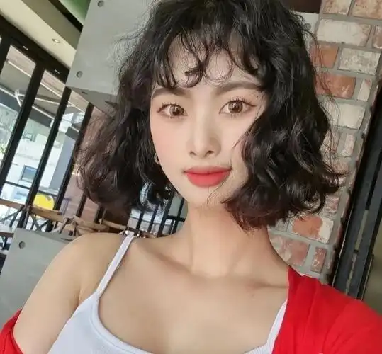 其实好多短发女生一说到烫头发就怕,因为烫发给多数人的印象就是老气.