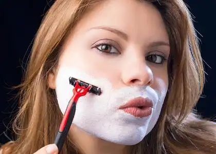 女人剃胡子照片