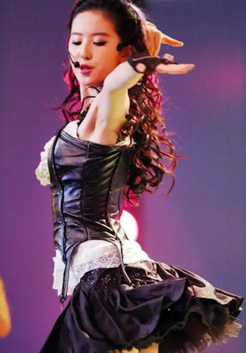 刘亦菲早年舞台跳舞着装火辣身材性感不是天仙是性感尤物