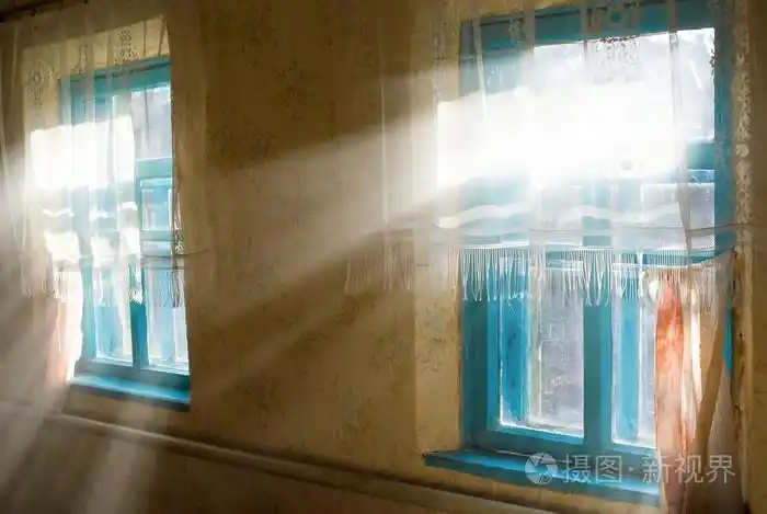 阳光从房间的窗户推