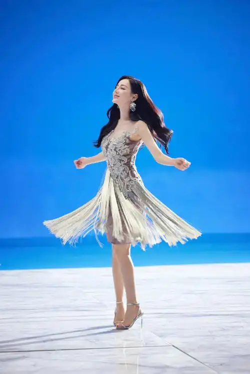 迪丽热巴碎钻流苏裙